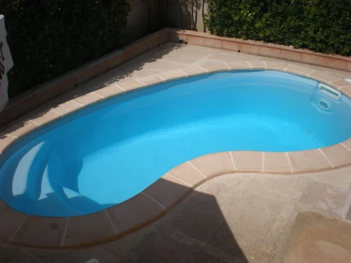 Piscina de Poliéster "EUROPA" Modelo SCORPIO (LANZAROTE) - Medidas: 4.95 x 2.10/2.90 m / Prof. 1.35 m