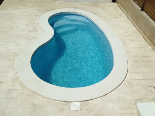 Piscina de Poliéster "EUROPA" Modelo SAGITTARIUS (MENORCA) - Medidas: 4.95 x 2.10/2.88 m / Prof. 1.20/1.60 m