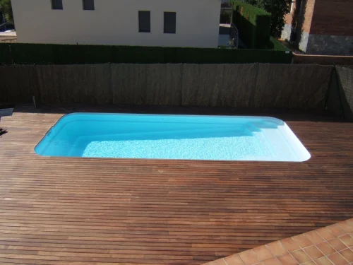 Piscina de Poliéster "EUROPA" Modelo VEGA P 850 - Medidas: 8.53 x 3.49 m / Prof. 0.88/1.75 m