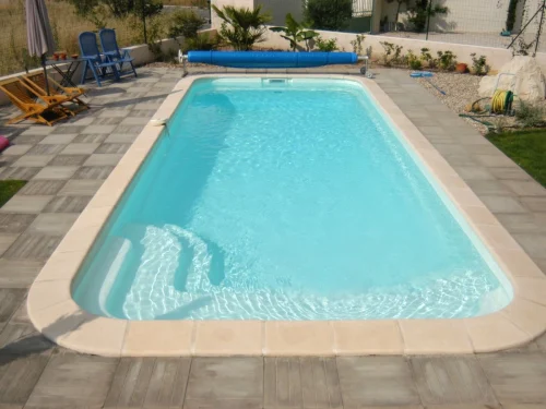 Piscina de Poliéster "EUROPA" Modelo VEGA P 950 - Medidas: 9.53 x 3.78 m / Prof. 0.85/1.80 m